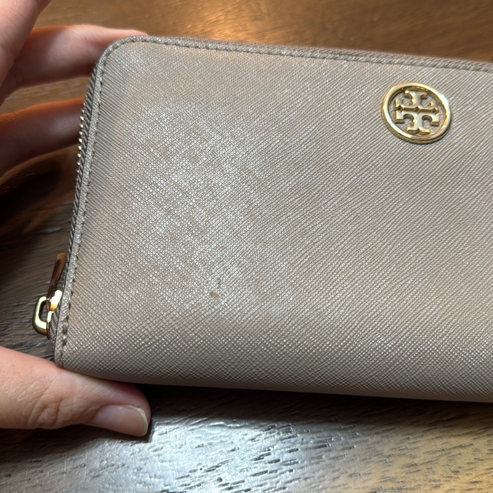 Tory Burch Robinson Beige Wallet - Picture 3 of 5